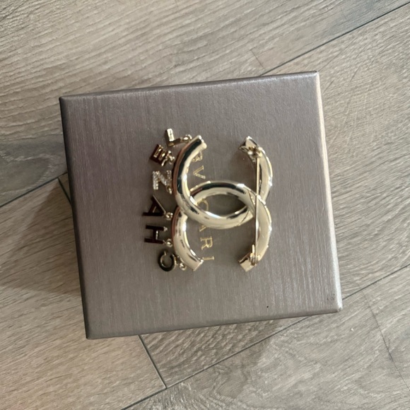 CHANEL Gold and Pearl Logo Brooch - Picture 4 of 4
